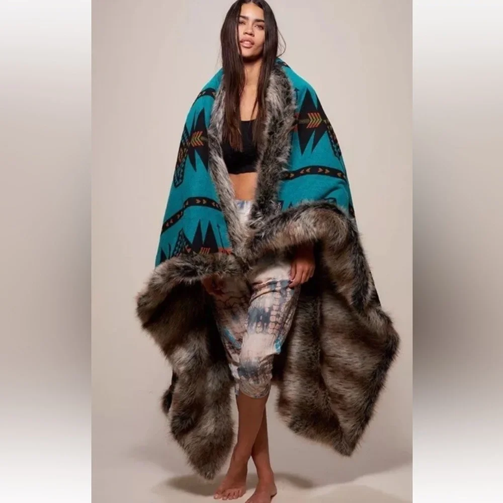 Spirit Hoods Grey Wolf‎ Faux Fur Blanket New In Package